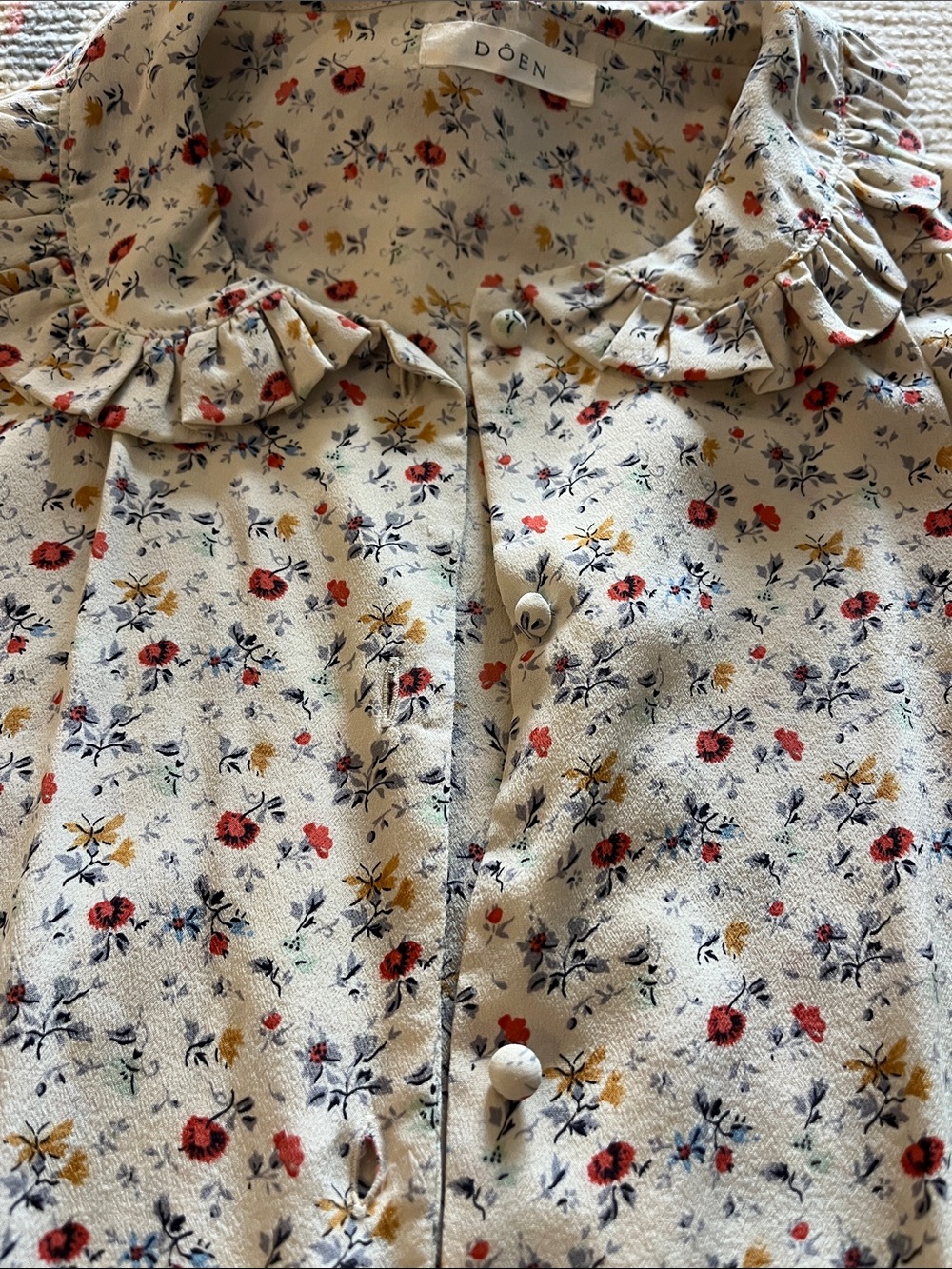 Doen Cream Floral Puff-Sleeve Button-Up Blouse - Picture 2 of 3